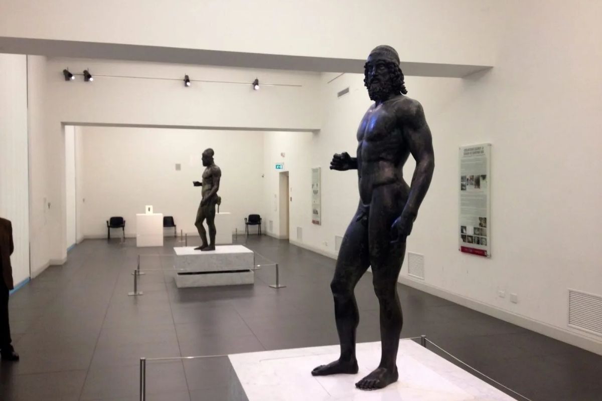 Interno del Museo Nazionale della Magna Grecia con i Bronzi di Riace in esposizione