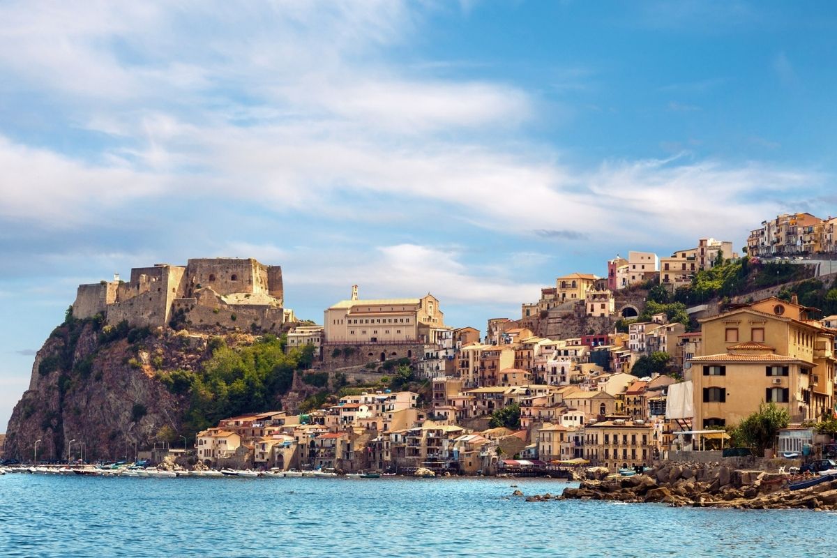 Vista panoramica di Scilla con il Castello Ruffo e il mare, ideale per catturare l'essenza del borgo