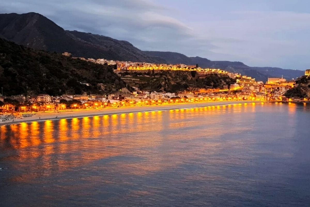 Scorcio del Lungomare di Scilla al tramonto, evidenziando l'atmosfera romantica e accogliente