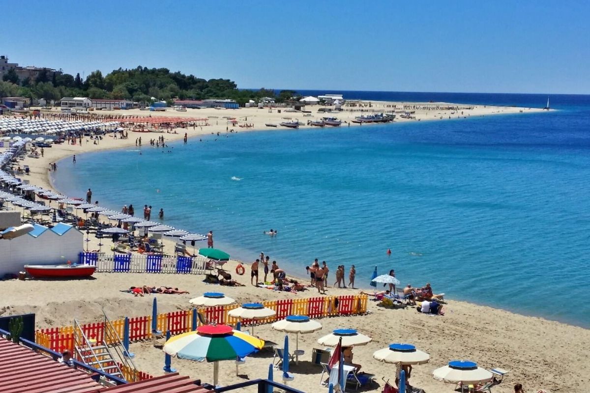 Spiaggia di Soverato con sabbia bianca e mare cristallino