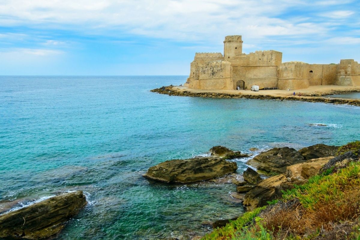 Vista panoramica del Golfo di Squillace con il Castello sullo sfondo