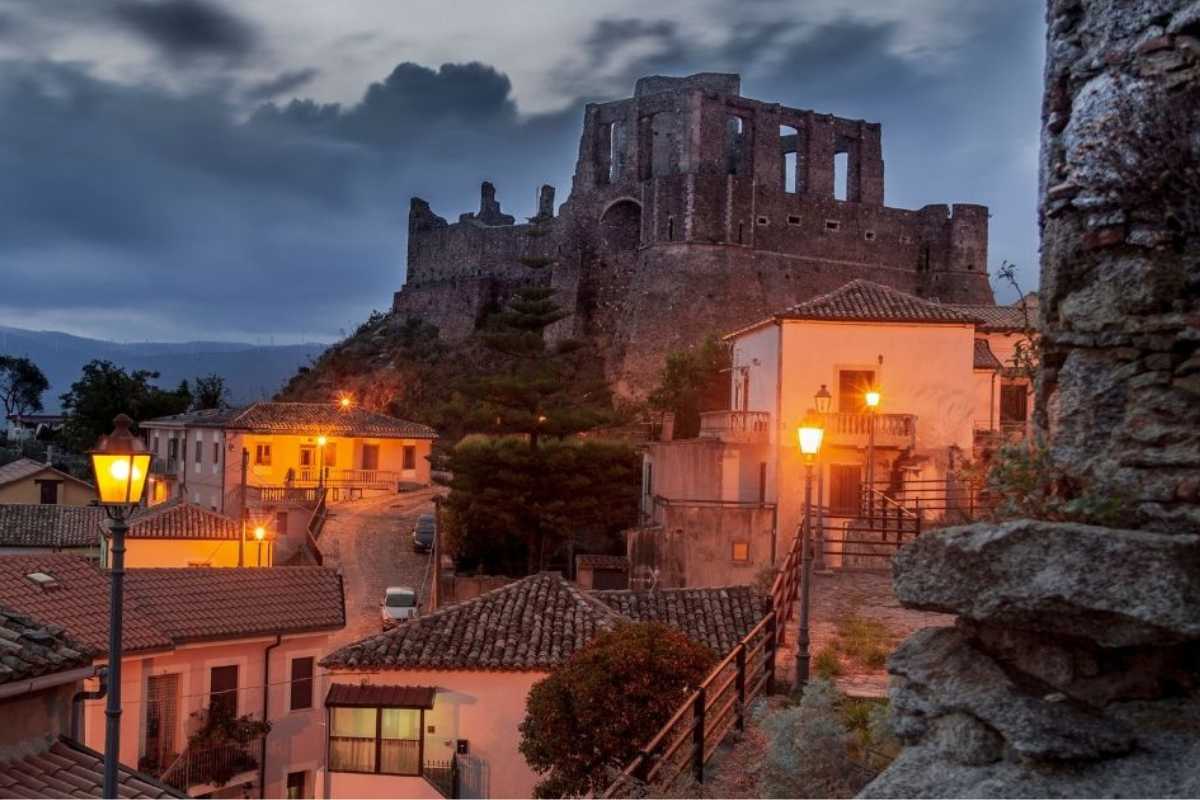 Stradine del centro storico di Squillace con ceramiche artigianali in mostra
