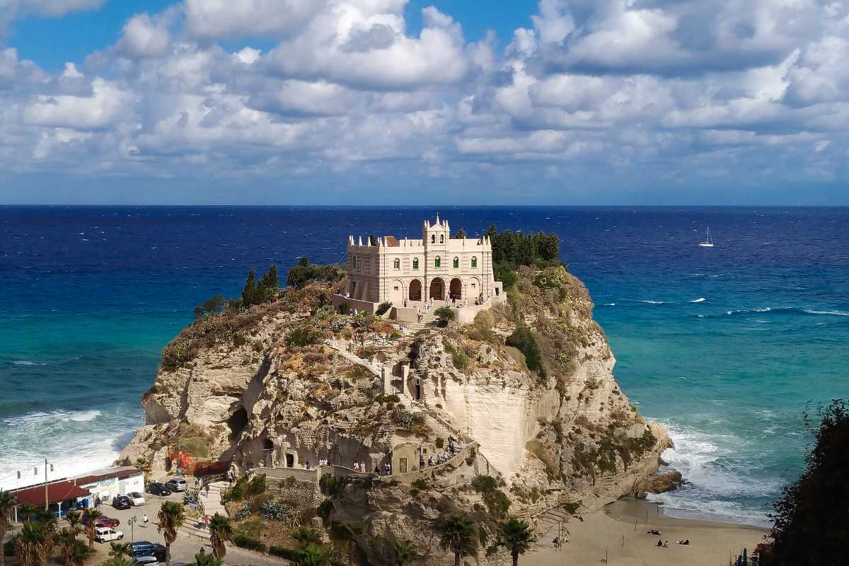 Vista panoramica del centro storico di Tropea con il mare sullo sfondo